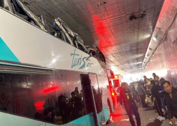 Autobús de pasajeros se atora bajo puente en Viaducto; hay más de 14 lesionados