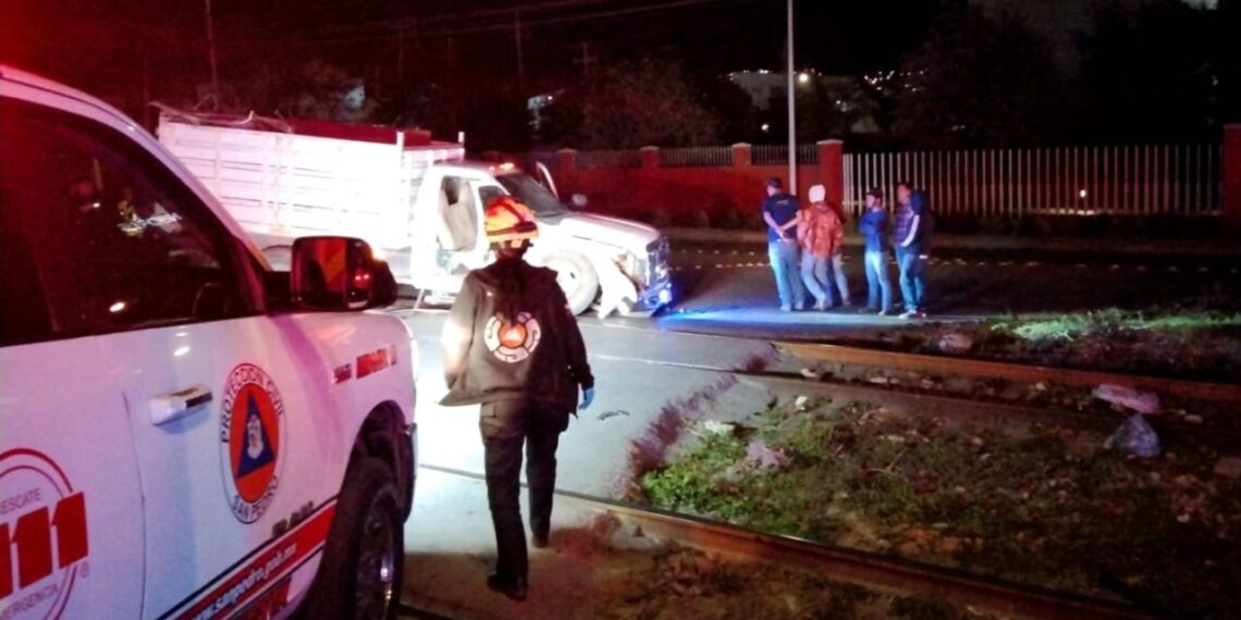 Camioneta intenta ganarle el paso a tren y termina embestida en Nuevo León