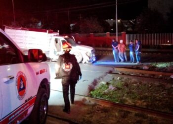 Camioneta intenta ganarle el paso a tren y termina embestida en Nuevo León