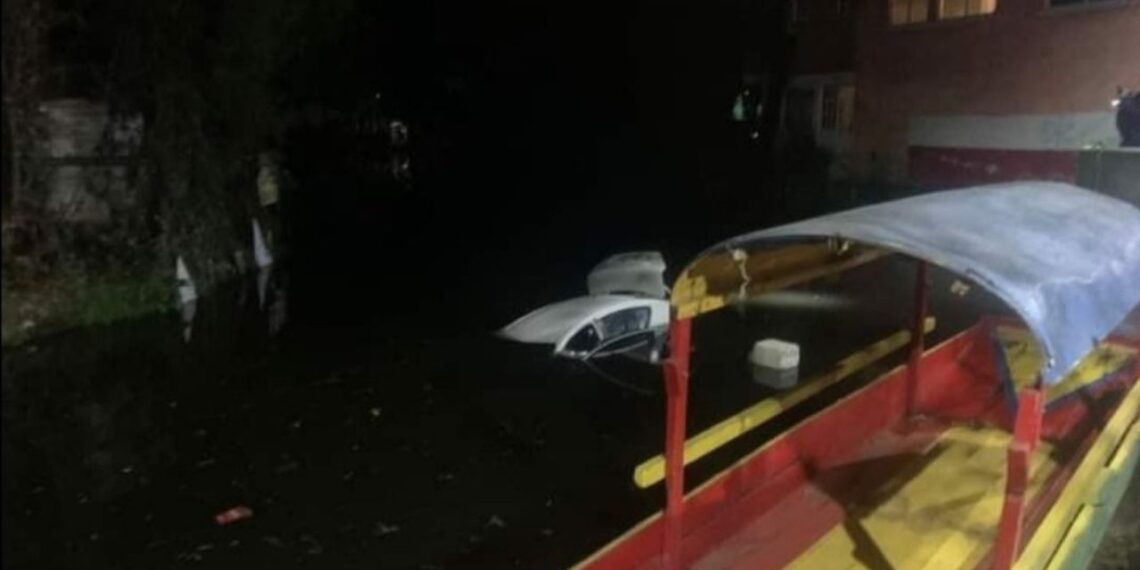 Automovilista cae a canal de Caltongo, Xochimilco