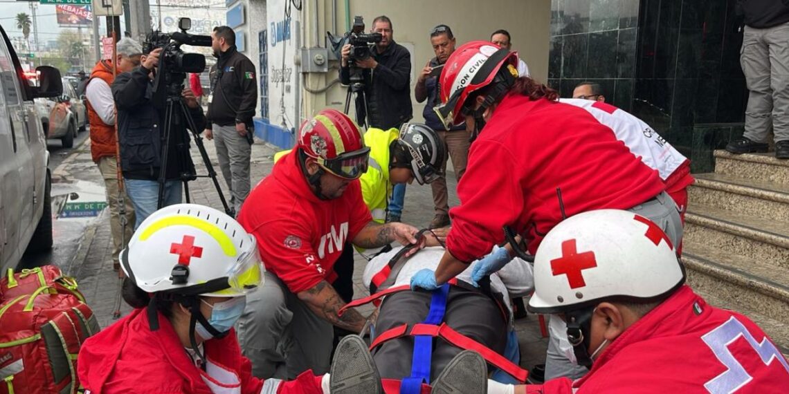 Colapso de elevador en funeraria de Monterrey deja tres heridos