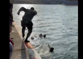 Marino rescata a familia en el malecón de Veracruz
