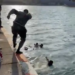 Marino rescata a familia en el malecón de Veracruz