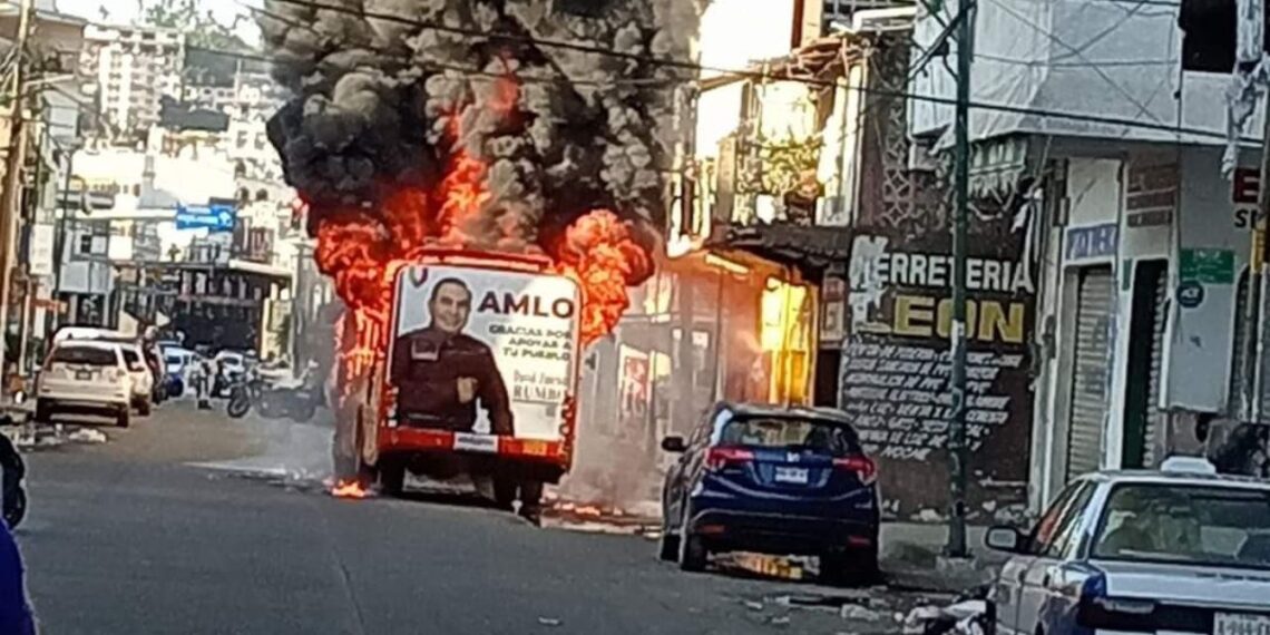 Incendian camión de transporte público en Acapulco