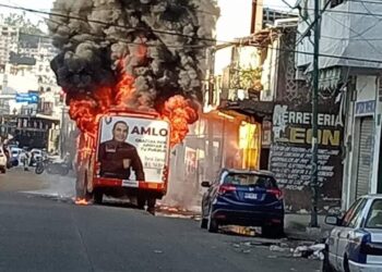 Incendian camión de transporte público en Acapulco