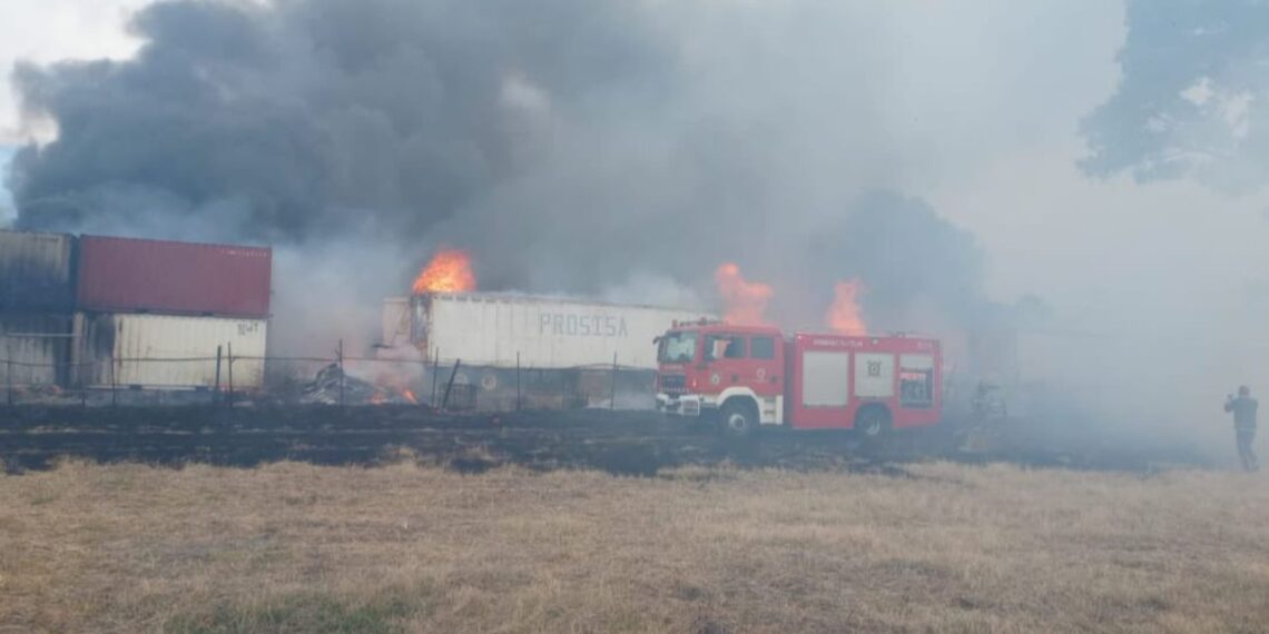 Se registra fuerte incendio dentro de fábrica en Tultitlán