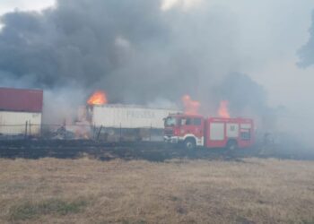Se registra fuerte incendio dentro de fábrica en Tultitlán