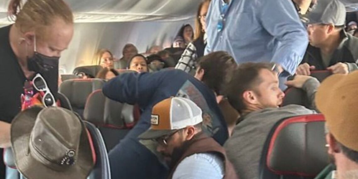 Pasajero intenta abrir puerta de avión durante vuelo en EUA