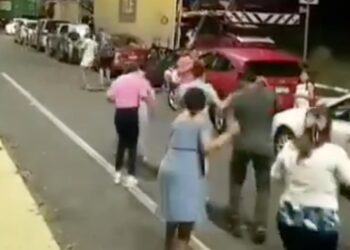 Bailan “Payaso de rodeo” en medio de la autopista Siglo XXI en Michoacán