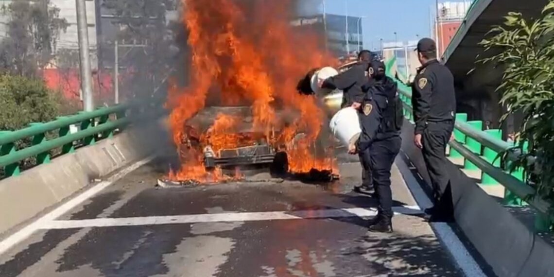 Se incendia auto sobre Periférico Sur; conductor sale ileso