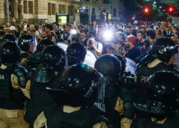 Exhibe AMLO la represión en Argentina en protestas contra Milei