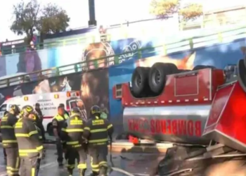 Bomberos vuelcan cuando iban a atender incendio en Azcapotzalco