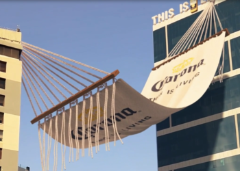 Publicis Groupe y Corona sorprenden con una hamaca gigante en Lima