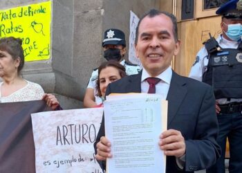 Manifestación en las puertas de la SCJN en defensa del periodista Zárate Vite