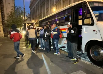 Llegan de madrugada para el evento de Sheinbaum hoy en el Zócalo