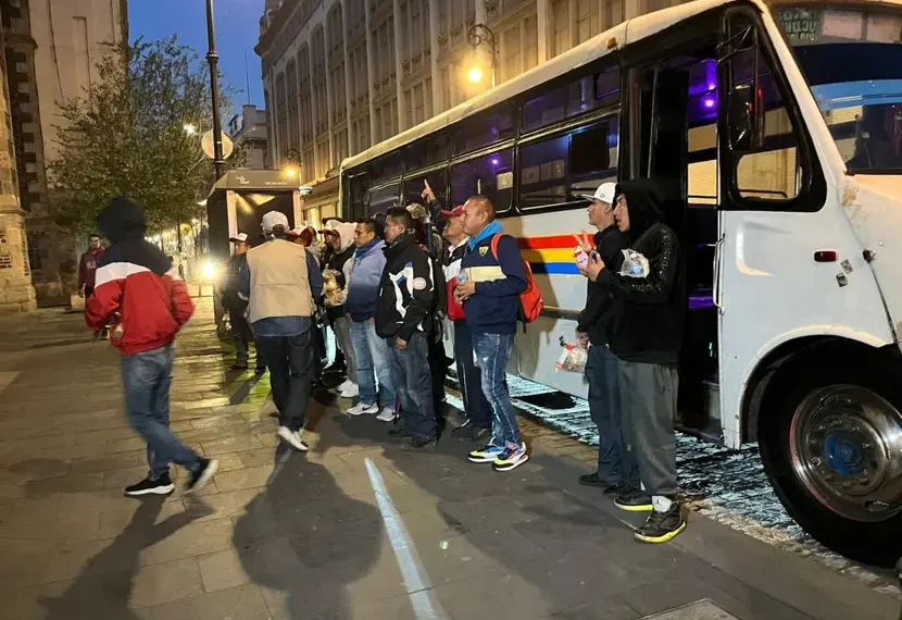 Llegan de madrugada para el evento de Sheinbaum hoy en el Zócalo