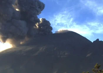 ¡Popocatépetl aumenta exhalaciones! Arroja ceniza a Puebla y Edomex