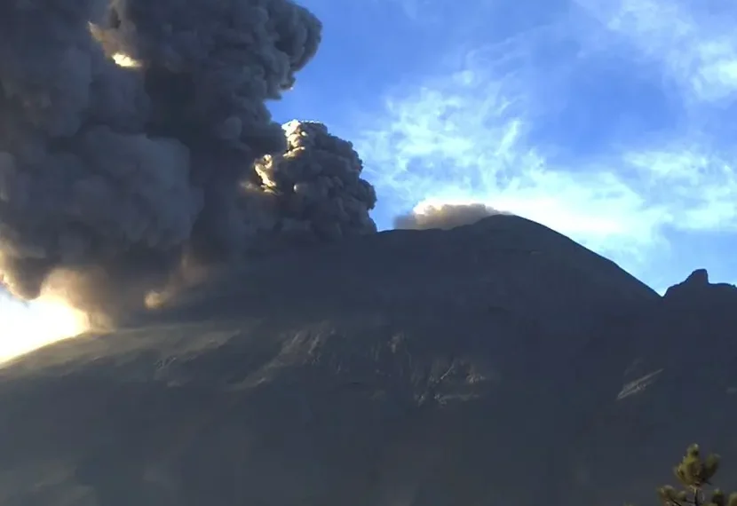 ¡Popocatépetl aumenta exhalaciones! Arroja ceniza a Puebla y Edomex