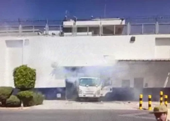 Ayotzinapa: Lanzan petardos y tumban puerta del Centro de Arraigo de la Cuauhtémoc