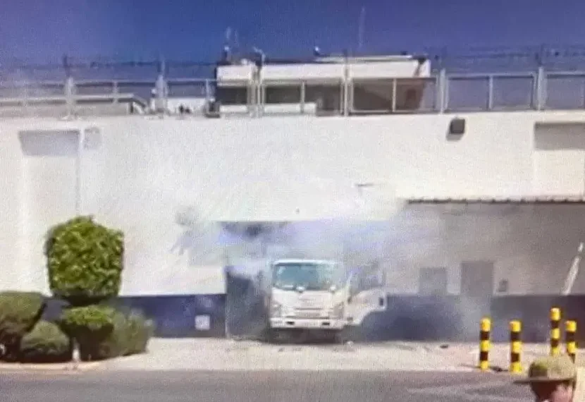 Ayotzinapa: Lanzan petardos y tumban puerta del Centro de Arraigo de la Cuauhtémoc