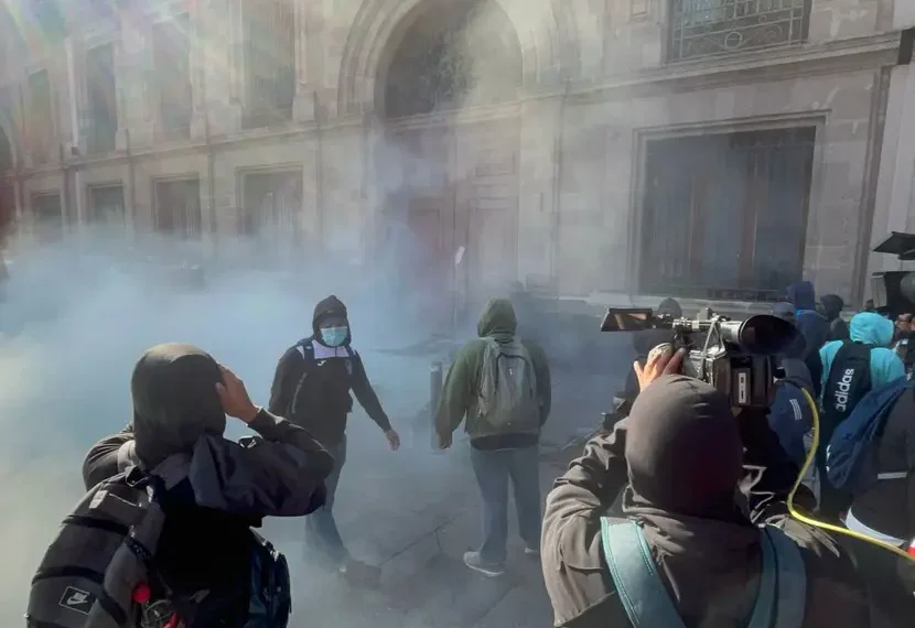 Así fue la irrupción de normalistas de Ayotzinapa hoy en Palacio Nacional