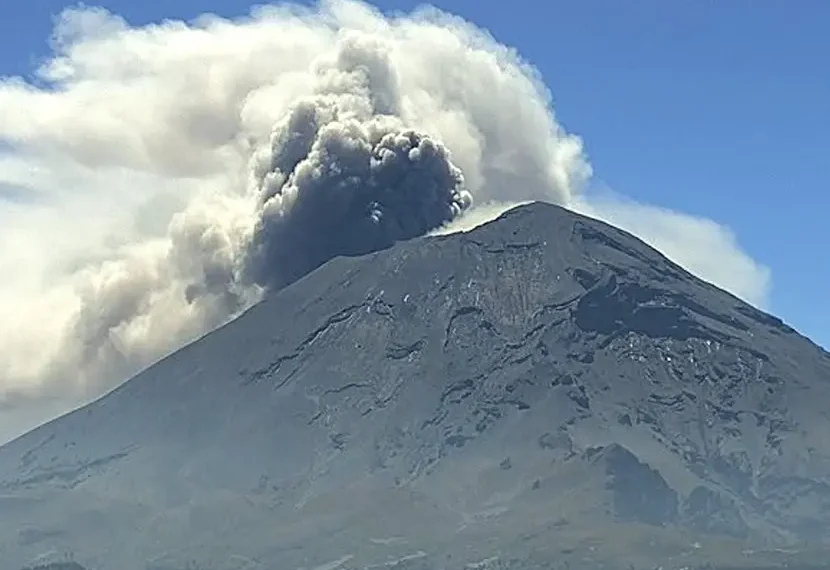 Popocatépetl registra más de 17 horas de tremor; cubre de ceniza 14 municipios de Puebla