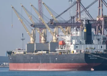 Ataque de rebeldes hutíes contra un buque frente a las costas de Yemen deja 3 muertos