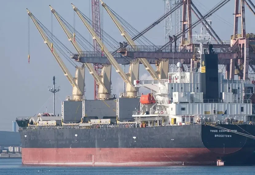 Ataque de rebeldes hutíes contra un buque frente a las costas de Yemen deja 3 muertos