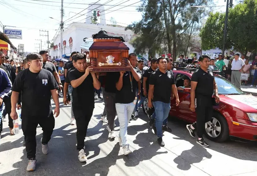 López Obrador pide a policía que se fugó por asesinato de normalista que se entregue