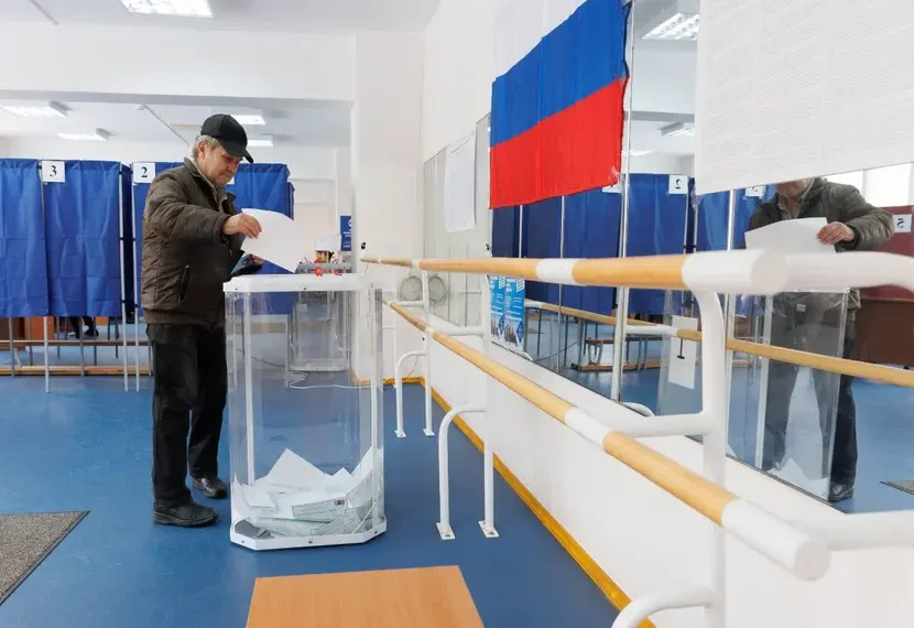 Atacan urnas en elecciones presidenciales de Rusia; provocan incendios y lanzan bombas