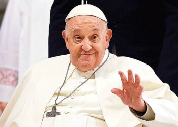 Reaparece el papa en misa sabatina; lo ven “frágil”
