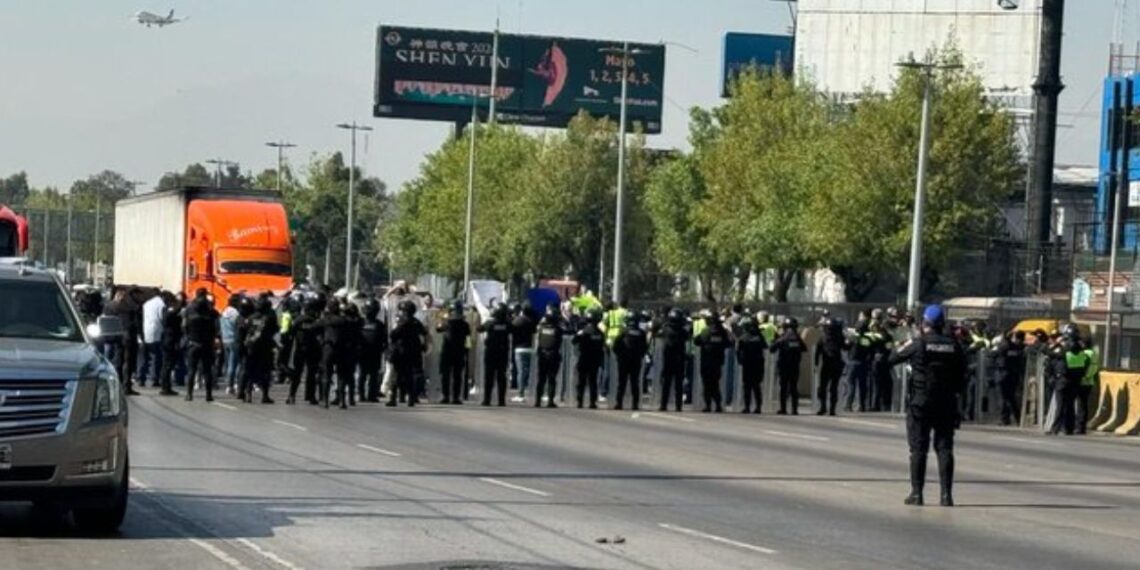 Extrabajadores de Interjet protestan frente al AICM por impagos; SSC los repliega