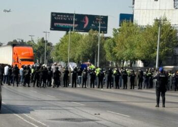 Extrabajadores de Interjet protestan frente al AICM por impagos; SSC los repliega