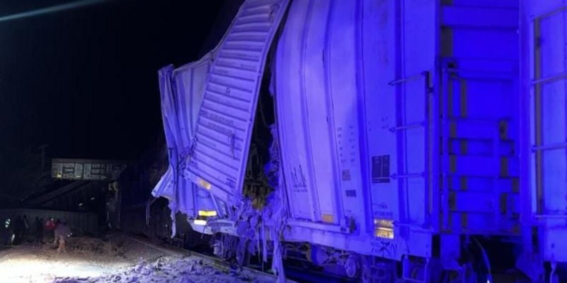Dos locomotoras chocan de frente en Jalisco; deja varios lesionados