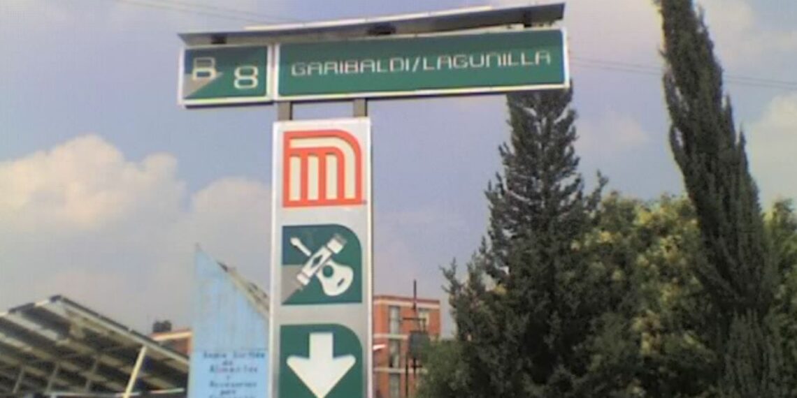 Policía evita suicidió de joven que peleó con su novio en la estación Garibaldi del Metro