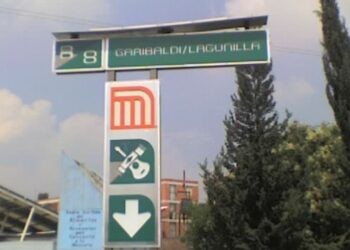 Policía evita suicidió de joven que peleó con su novio en la estación Garibaldi del Metro