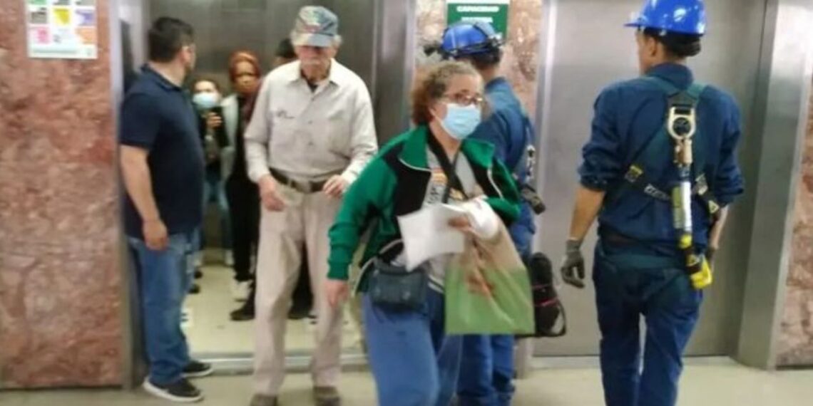Seis personas logran salir de elevador tras media hora atrapadas en IMSS de Mty