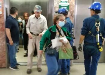 Seis personas logran salir de elevador tras media hora atrapadas en IMSS de Mty