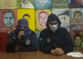 Normalistas acusan al gobierno de sembrar arma en camioneta donde murió su compañero