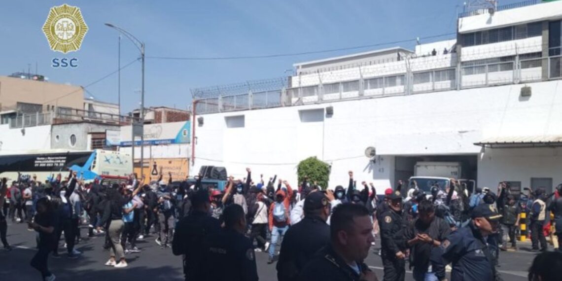 Normalistas vandalizan el Centro Federal de Arraigos, en la colonia Doctores