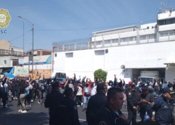 Normalistas vandalizan el Centro Federal de Arraigos, en la colonia Doctores
