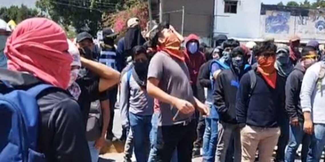 Normalistas protestan frente al Congreso de Guerrero y exigen renuncia de fiscal