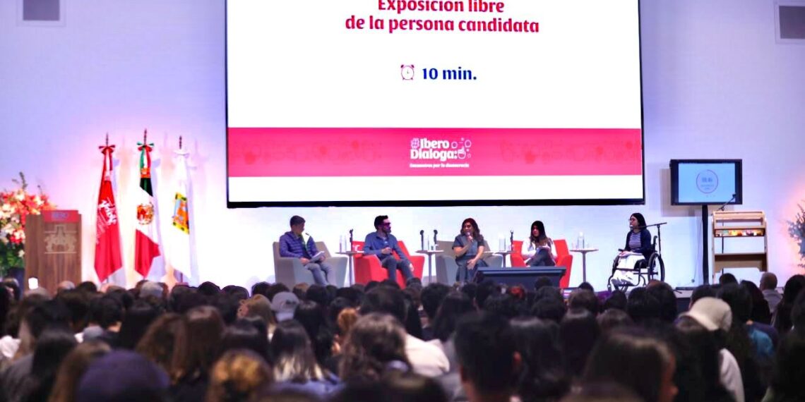 Brugada dialoga con universitarios de la Ibero