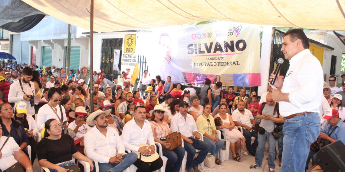Silvano gestionará apoyos para el crecimiento de Tuzantla como Diputado Federal