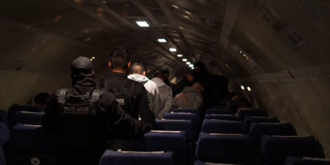 Trasladan a 209 reos de alta peligrosidad de Chihuahua a penales federales