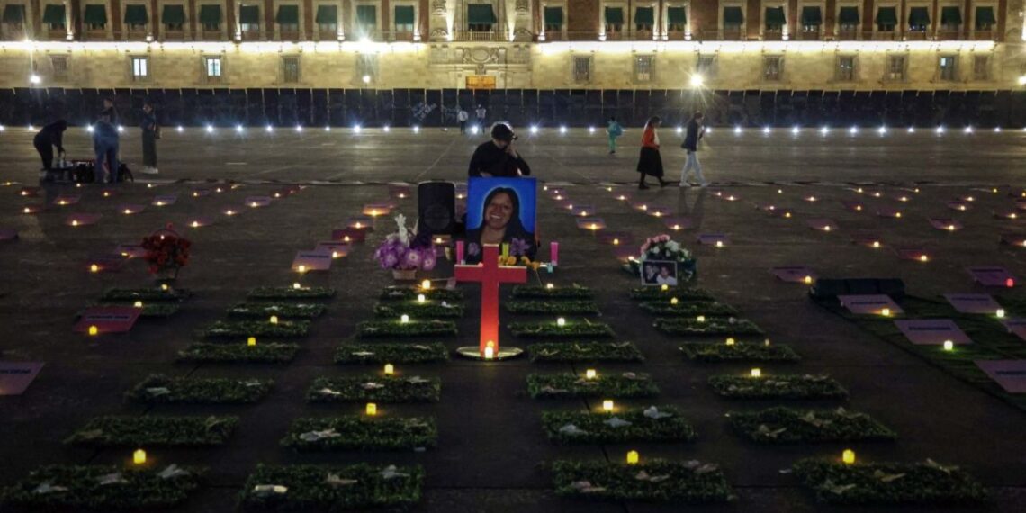 Colocan lápidas en el Zócalo para recordar a víctimas de feminicidio en México