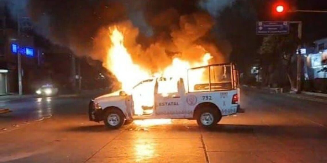 Policías abaten a normalista de Ayotzinapa en retén; estudiantes queman patrulla
