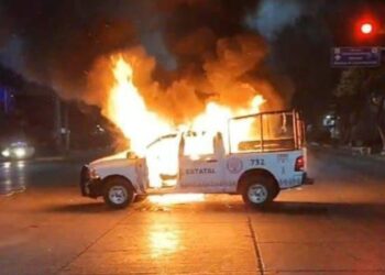 Policías abaten a normalista de Ayotzinapa en retén; estudiantes queman patrulla