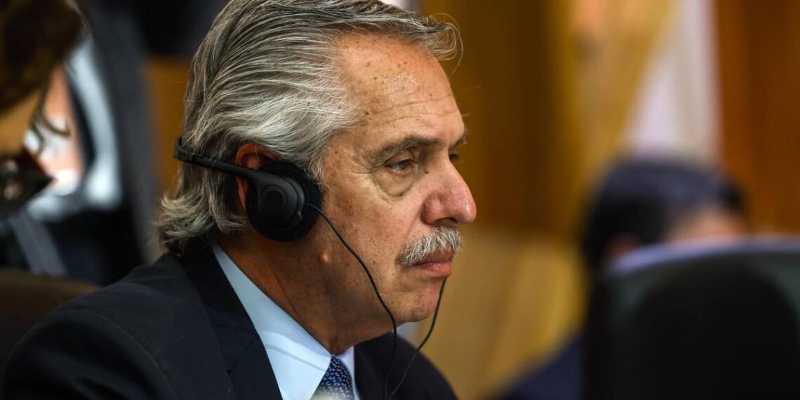 Imputan a expresidente de Argentina, Alberto Fernández, por malversación de fondos