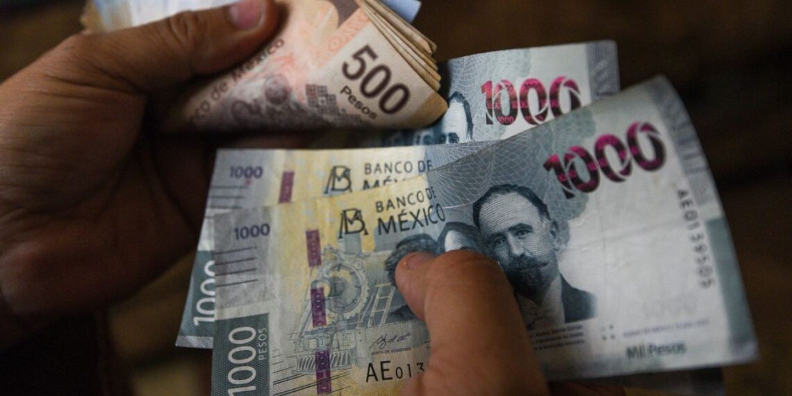 López Obrador celebra disminución de la inflación en febrero y fortalecimiento del peso